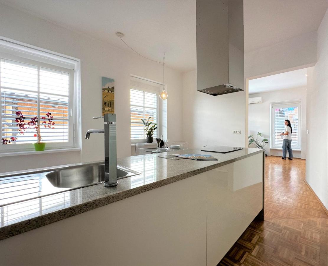 Charming Starry Night Apartment 류블랴나 외부 사진